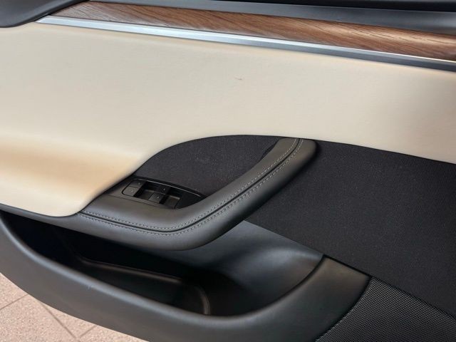 Tesla Model S Vehicle Full-screen Gallery Image 19