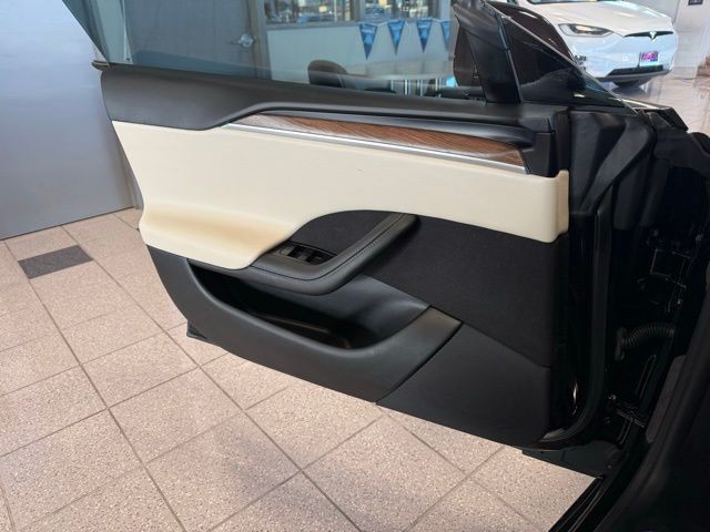 Tesla Model S Vehicle Full-screen Gallery Image 20