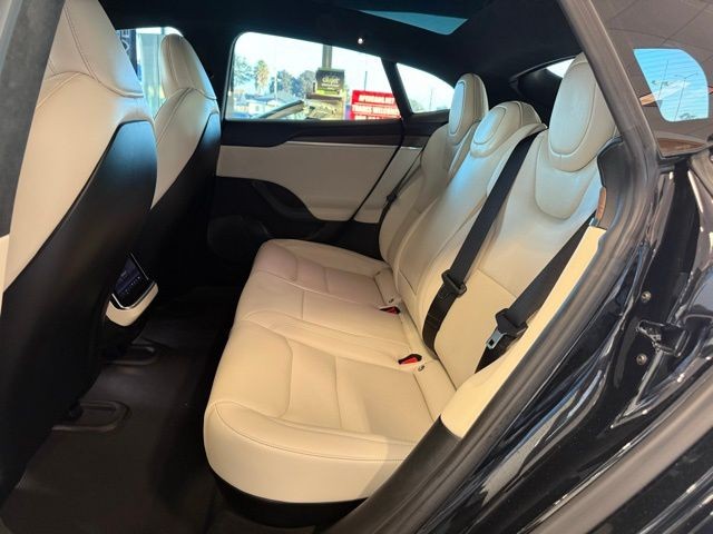 Tesla Model S Vehicle Full-screen Gallery Image 21