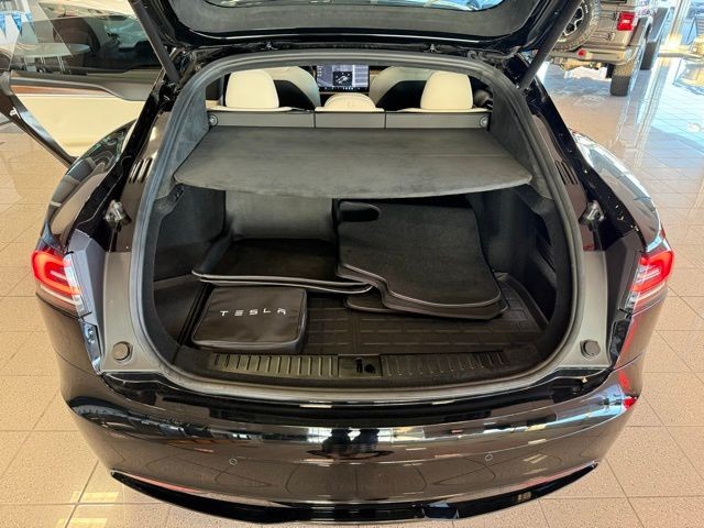 Tesla Model S Vehicle Full-screen Gallery Image 22