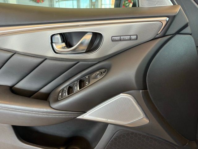 INFINITI Q50 Vehicle Full-screen Gallery Image 20