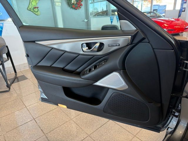 INFINITI Q50 Vehicle Full-screen Gallery Image 21