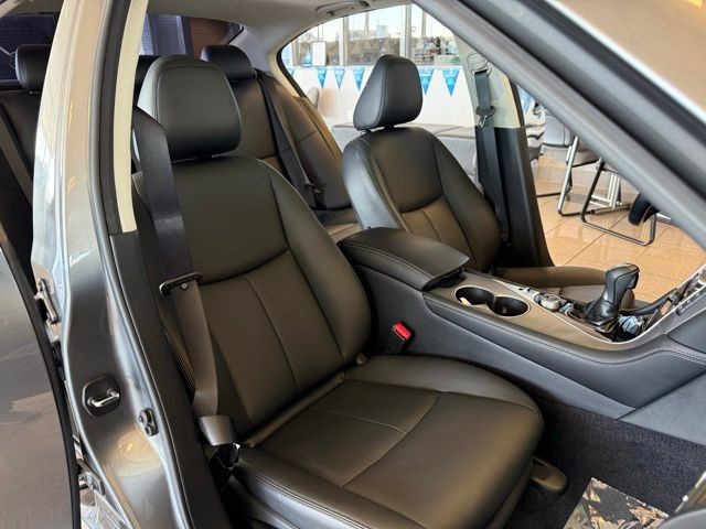 INFINITI Q50 Vehicle Full-screen Gallery Image 27