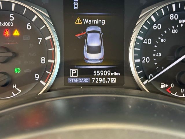 INFINITI Q50 Vehicle Full-screen Gallery Image 12