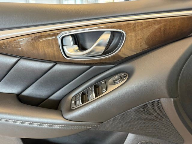 INFINITI Q50 Vehicle Full-screen Gallery Image 20