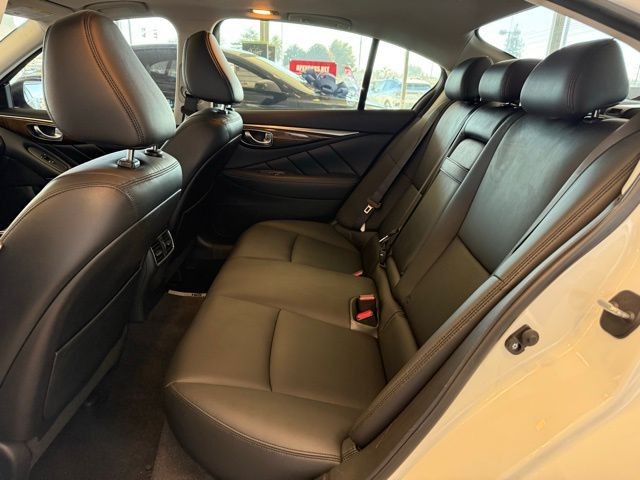 INFINITI Q50 Vehicle Full-screen Gallery Image 22
