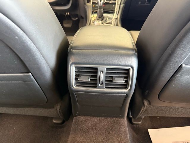 INFINITI Q50 Vehicle Full-screen Gallery Image 24