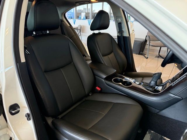 INFINITI Q50 Vehicle Full-screen Gallery Image 26