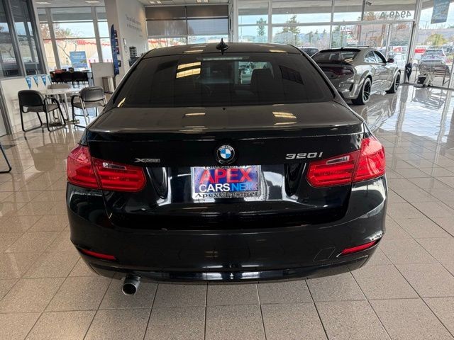 BMW 3 Series Vehicle Full-screen Gallery Image 04