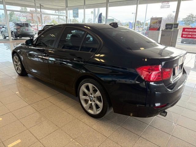 BMW 3 Series Vehicle Full-screen Gallery Image 05