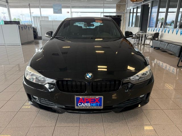 BMW 3 Series Vehicle Full-screen Gallery Image 07