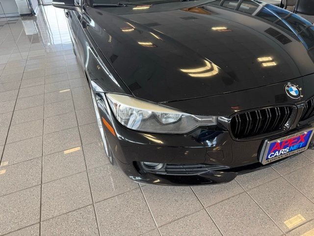 BMW 3 Series Vehicle Full-screen Gallery Image 08