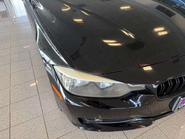 BMW 3 Series Vehicle Full-screen Gallery Image 09