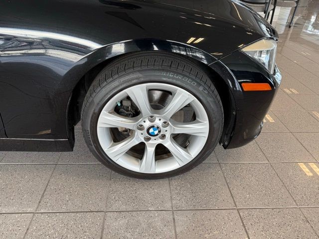 BMW 3 Series Vehicle Full-screen Gallery Image 10