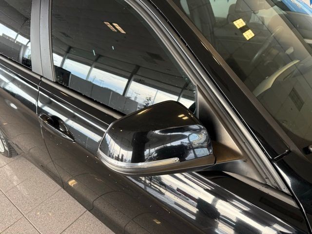 BMW 3 Series Vehicle Full-screen Gallery Image 11