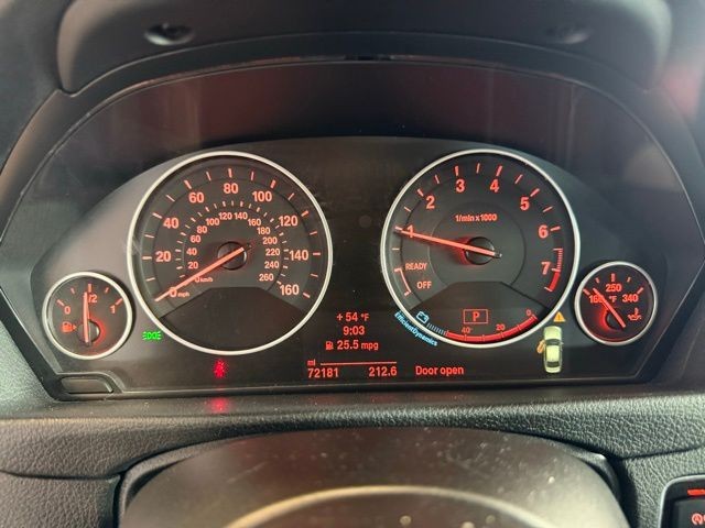 BMW 3 Series Vehicle Full-screen Gallery Image 13