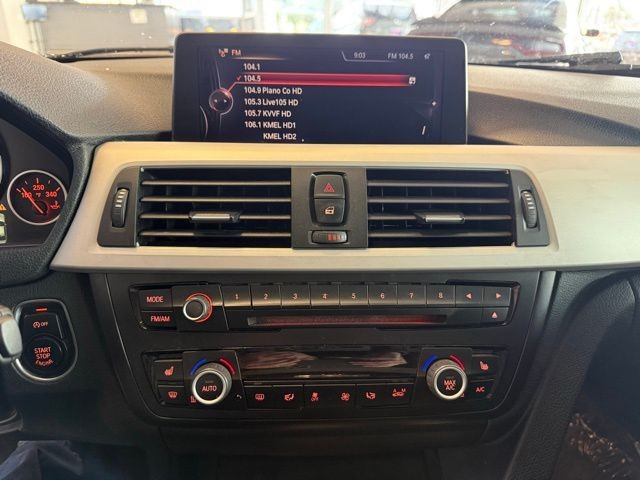 BMW 3 Series Vehicle Full-screen Gallery Image 14