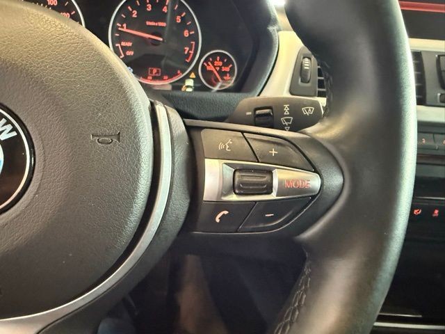 BMW 3 Series Vehicle Full-screen Gallery Image 16