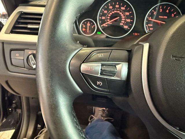 BMW 3 Series Vehicle Full-screen Gallery Image 17