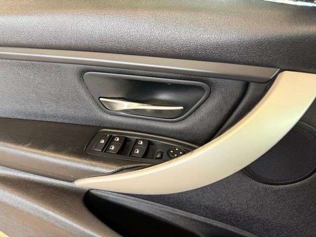 BMW 3 Series Vehicle Full-screen Gallery Image 18