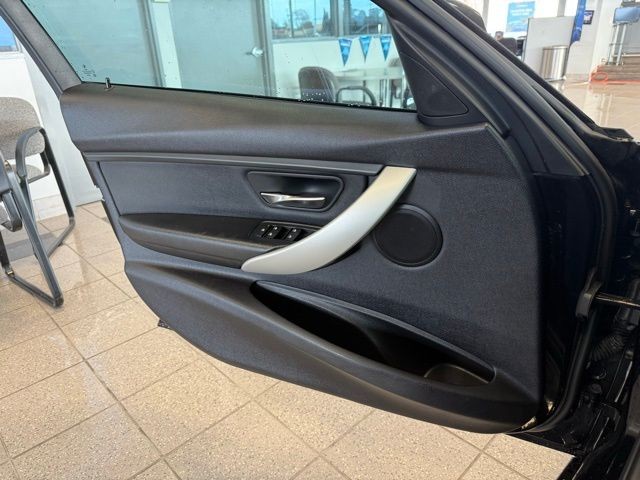 BMW 3 Series Vehicle Full-screen Gallery Image 19