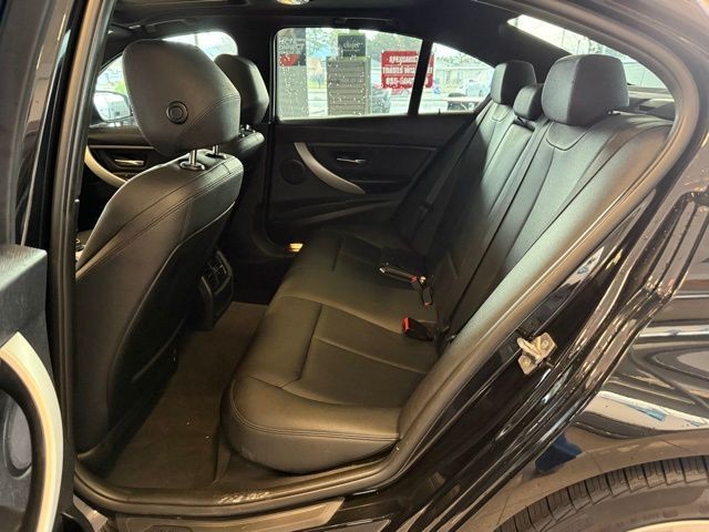 BMW 3 Series Vehicle Full-screen Gallery Image 20