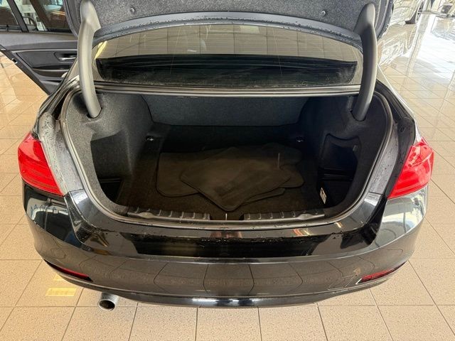 BMW 3 Series Vehicle Full-screen Gallery Image 21