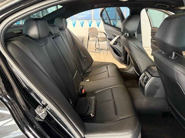 BMW 3 Series Vehicle Full-screen Gallery Image 22