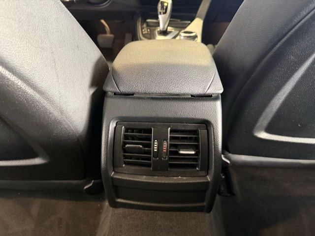 BMW 3 Series Vehicle Full-screen Gallery Image 23