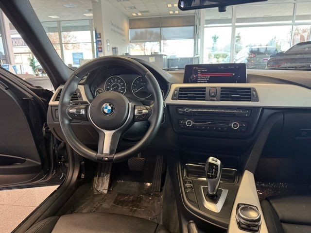 BMW 3 Series Vehicle Full-screen Gallery Image 24