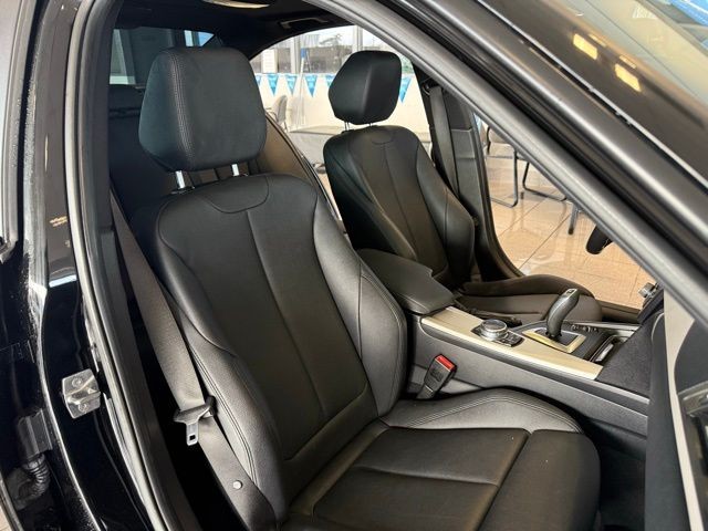 BMW 3 Series Vehicle Full-screen Gallery Image 25