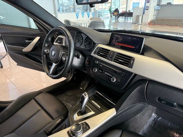 BMW 3 Series Vehicle Full-screen Gallery Image 26