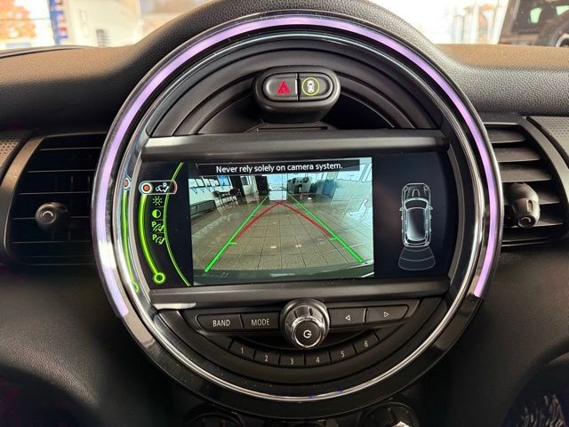 MINI Cooper Hardtop 4 Door Vehicle Full-screen Gallery Image 14