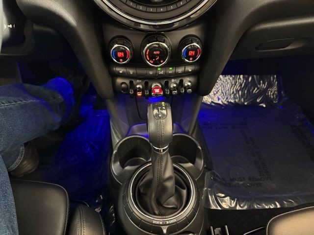 MINI Cooper Hardtop 4 Door Vehicle Full-screen Gallery Image 16