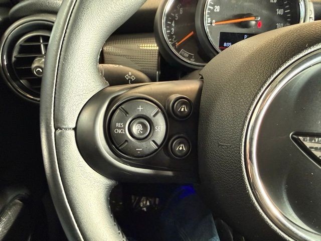 MINI Cooper Hardtop 4 Door Vehicle Full-screen Gallery Image 18