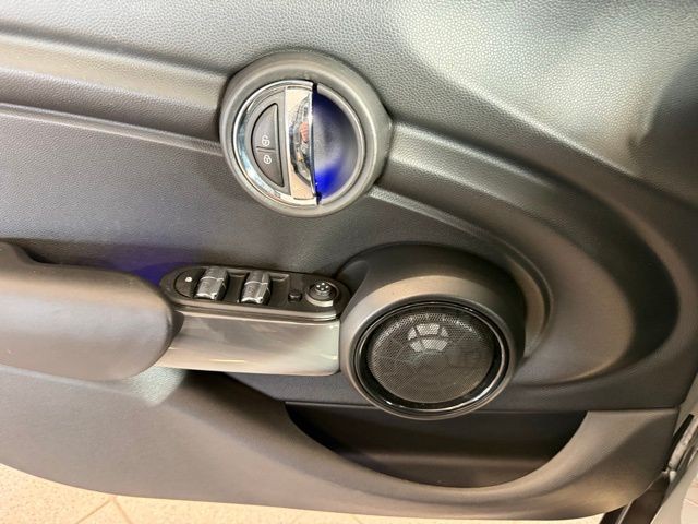 MINI Cooper Hardtop 4 Door Vehicle Full-screen Gallery Image 19