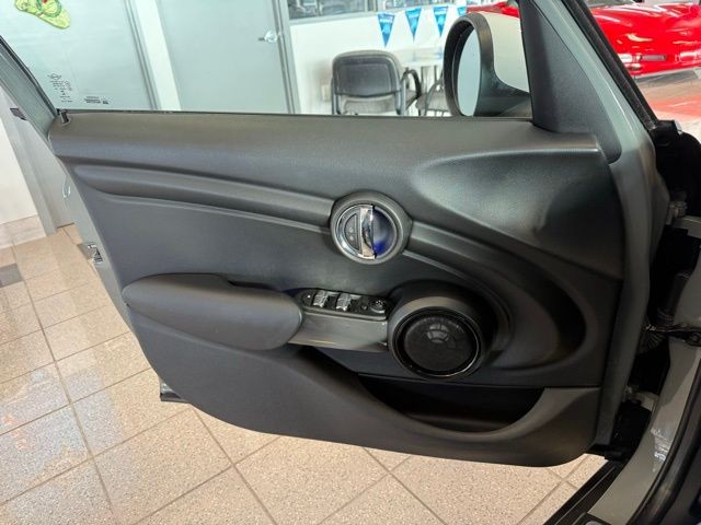 MINI Cooper Hardtop 4 Door Vehicle Full-screen Gallery Image 20