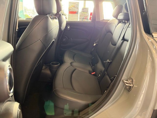 MINI Cooper Hardtop 4 Door Vehicle Full-screen Gallery Image 21