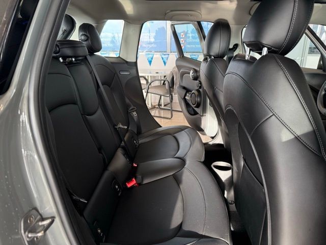 MINI Cooper Hardtop 4 Door Vehicle Full-screen Gallery Image 23