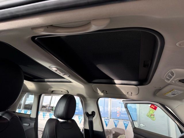 MINI Cooper Hardtop 4 Door Vehicle Full-screen Gallery Image 24