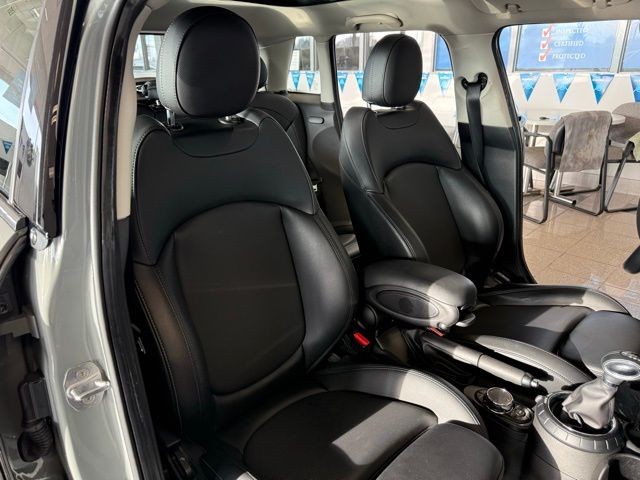 MINI Cooper Hardtop 4 Door Vehicle Full-screen Gallery Image 25