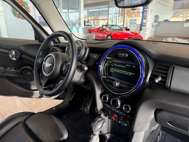 MINI Cooper Hardtop 4 Door Vehicle Full-screen Gallery Image 26