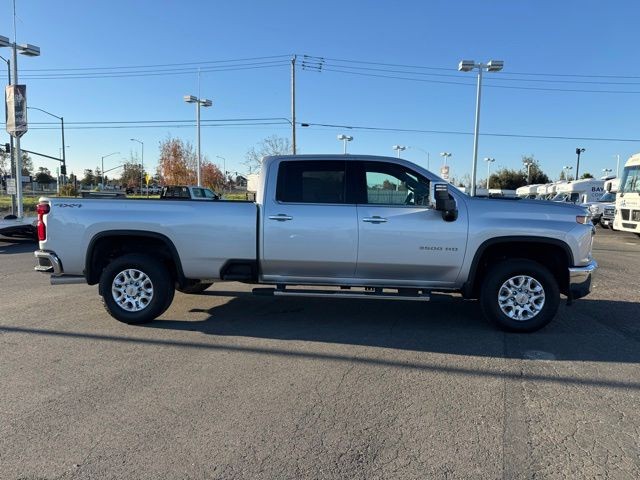 Chevrolet Silverado 3500HD Vehicle Full-screen Gallery Image 02