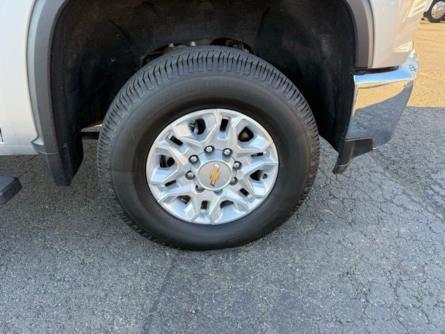 Chevrolet Silverado 3500HD Vehicle Full-screen Gallery Image 11