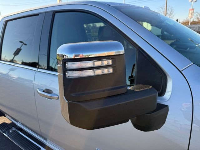 Chevrolet Silverado 3500HD Vehicle Full-screen Gallery Image 12