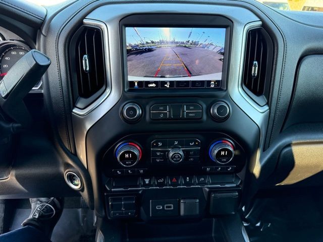 Chevrolet Silverado 3500HD Vehicle Full-screen Gallery Image 16