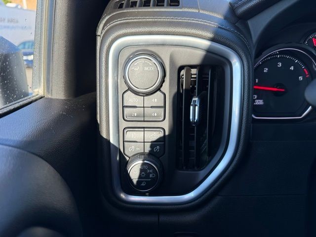 Chevrolet Silverado 3500HD Vehicle Full-screen Gallery Image 19