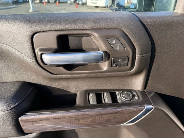 Chevrolet Silverado 3500HD Vehicle Full-screen Gallery Image 20