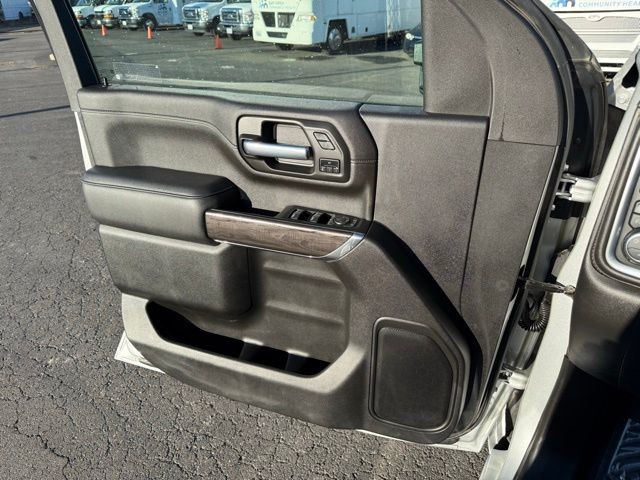 Chevrolet Silverado 3500HD Vehicle Full-screen Gallery Image 21