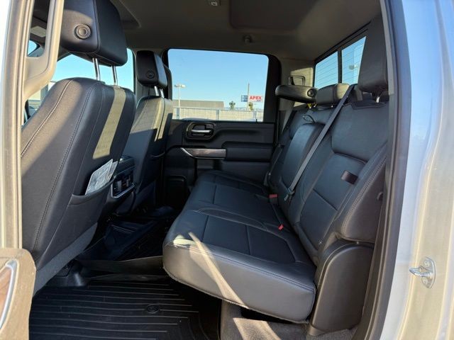 Chevrolet Silverado 3500HD Vehicle Full-screen Gallery Image 22